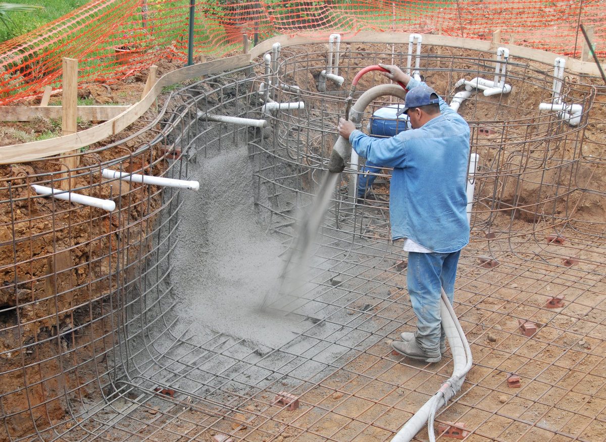 Hombre trabajando en piscina de concreto